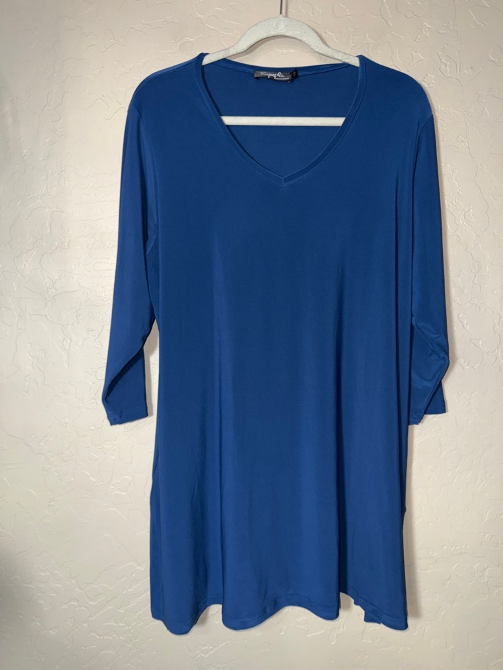 Sympli tunic features a versatile V-neckline and three-quarter sleeves size 1G
